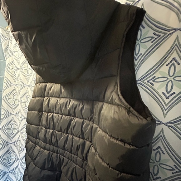 EUC Swiss Tech Black Quilted Vest w/Front Pockets & 2 Way Zipper, Elastic Waist - Picture 8 of 13